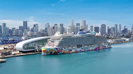 Eric Stonestreet christens new Norwegian Aqua in Miami